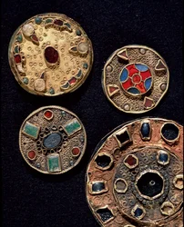 Middelalderens arkæologi. Gallisk barbarisk kunst: fibulaer, fra latin fibula, der betyder fastgørelse, i guld- og sølvfiligranarbejde, polykrom stil. Frankrig, merovingertiden, 6.-7. århundrede. Strasbourg, Arkæologisk Museum i Palais R