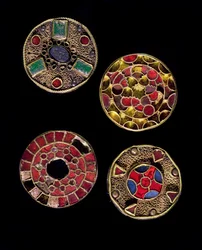 Middelalderens arkæologi. Gallisk barbarisk kunst: fibulaer, af latin fibula, der betyder fastgørelse, i guld- og sølvfiligranarbejde, polykrom stil. Frankrig, merovingertiden, 6.-7. århundrede. Strasbourg, Musée d