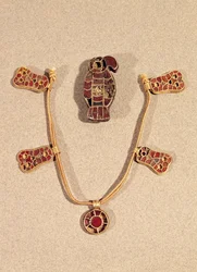 Ørneformet broche og en halskæde, 4.-6. århundrede (guld & cloisonne-emalje)