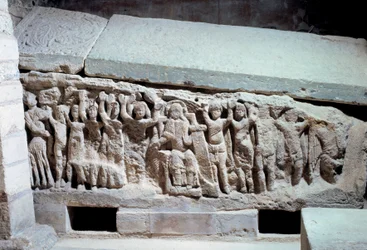Merovingerkunst: basrelieffer af Agilberts grav (7. århundrede), eveque af Paris. Sten begravelsesmonument. Kloster i Jouarre (Seine og Marne)