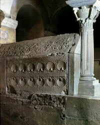 Merovingisk kunst: cenotaf for abbedisse Theodechilde (eller Telchide) (død 662 e.Kr.). Gravmonument af sten. Klosteret Jouarre (Seine-et-Marne)