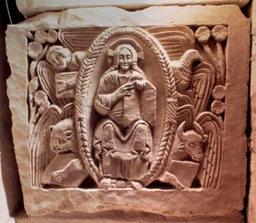 Merovingerkunst: den tetramorfe Kristus. Nedre relief af Agilberts grav (7. århundrede), eveque af Paris. Sten begravelsesmonument. Klosteret i Jouarre (Seine og Marne).