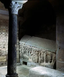 Merovingisk kunst: Agilberts grav (7. århundrede), biskop af Paris. Gravmonument af sten. Klosteret Jouarre (Seine-et-Marne).