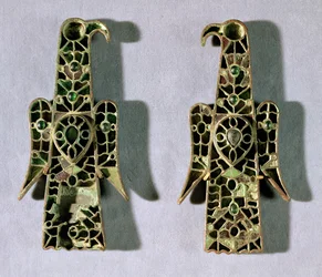 Par ørneformede brocher (metal og emalje)