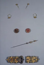 Art Merovingian (Gallien): Sæt af dronningen af francs Arnegonde eller Aregonde (v.515-600), ca. 570. Hustru til Clotaire I (511-561). Fra top til bund: par nåle i filigran sølv og guld, par øreringe i cloisonne sølv, filigran kobber, granat,