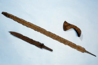 Merovingisk kunst: fibulaer og en franciska (økse) af jern fra Normandiet. 475-525 e.Kr. Museet for Nationalarkæologi, Saint-Germain-en-Laye