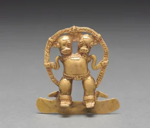 Dobbelthovedet figurvedhæng, ca. 700-1550 (støbt og hamret guld)