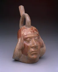 Stigbøjle-tud Kar: Portræthoved, AD 200-500 (keramik med slip)