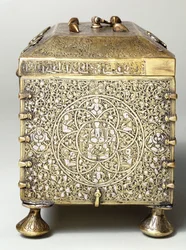 Et mesopotamisk messingskrin indlagt med sølv, med drejeskiver til en kombinationslås (set fra siden)