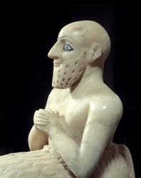 Mesopotamisk kunst: Statue af forvalteren Ebih-il. Skulptur af alabast, skal, lapis lazuli og skifer, omkring 2500 f.Kr. (sumerisk periode, omkring 2900-2200 f.Kr.). Fra Mari. Højde: 0,525 m. Paris, Louvre-museet