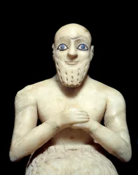 Mesopotamisk kunst: Statue af forvalteren Ebih-il. Skulptur af alabast, skal, lapis lazuli og skifer, omkring 2500 f.Kr. (sumerisk periode, omkring 2900-2200 f.Kr.). Fra Mari. Højde: 0,525 m. Paris, Louvre-museet
