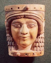 En kvindes hoved, kaldet Brøndens dame eller Nimruds Mona Lisa, fra Salmanassar III