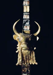 Hoved af en tyr, dekoration fra en harpe, 2800-2300 f.Kr. (forgyldt træ) (se 198659)