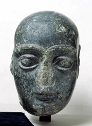 Hovedet på en mand, kendt som Gudea med et barberet hoved, fra Telloh (Ancient Girsu) Neo-Sumerian, ca. 2120 f.Kr. (diorit)