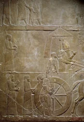 Mesopotamien: Elams kampagne: Assurbanipal på sin kampvogn og elamitiske fanger. Lavt relief i albaster fra kong Assurbanipals (eller Ashurbanipal) palads (668-627 f.Kr.). 645 f.Kr. Fra Nineve. Paris, Louvre-museet