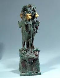 Mesopotamien: kopstøtte i sølv, bronze og guld i form af tre kabre ibex. 1700-tallet f.Kr. 1. dynasti i Babylon. Fra Larsa. Paris, Louvre-museet