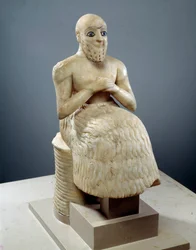 Art Mesopotamia: Statue af intendant Ebih-il. Skulptur af albaster, skal, lapis-lazuli og skifer, omkring 2500 f.Kr. (sumerisk periode, omkring 2900-2200 f.Kr.). Fra Mari. Højde: 0,525 m.
