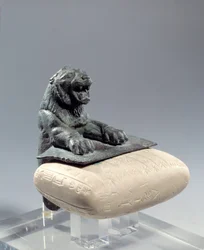Bronzeløve, der holder en fundamenttablet på Hurrite-sprog, skrevet i alfabetisk kileform. Fra det nordlige Syrien. 2150 f.Kr. Paris, Louvre-museet