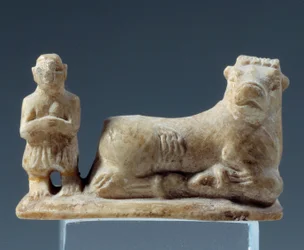 Mesopotamien: dedikerer at ofre en tyr til en guddom. Statuette af kalksten. Fra Sumer, Sydmesopotamien. 2500-2400 f.Kr. Paris, Louvre-museet