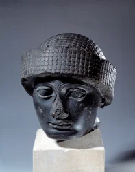 Mesopotamien: hoved i diorit uden inskription af Gudea, guvernør i byen Lagash. Omkring 2120 f.Kr. Neo-sumerisk periode (ca. 2150-2000 f.Kr.). Paris, Louvre-museet