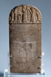 Mesopotamien: kudurru (stele brugt som støtte til donationer af jord, som de kassitiske herskere i Babylon har givet til familiemedlemmer eller højtstående personer. Indskriften er i kileskrift. Teksten er en beretning om de militære og administrative tjen