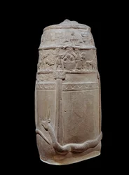 Mesopotamien: kudurru i ufærdig kalksten (stele brugt som underlag for de jorddonationer, som Babylons kassitiske herskere gav til familiemedlemmer eller høje dignitarer). Indskriften er skrevet med kileskrift. Teksten er en beretning om de militære og