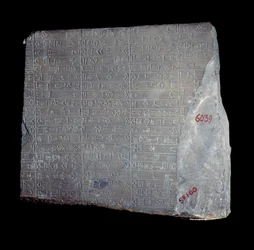 Mesopotamien: kalkstensstele med inskriptioner på akkadisk til minde om arbejdet udført til ære for guden Inshushinak. 2100 f.Kr. Paris, Louvre-museet