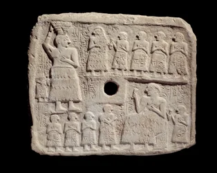 Mesopotamien: lavt relief i kalksten af Ur-Nanshe (Vores nanshe), konge af Lagash. Sumerisk periode. Fra Tello Paris, musee du Louvre - Erindringsrelief for opførelsen af en religiøs bygning af Ur-Nanshe, konge af Lagash (Ur-Nanshe) (Our nanshe) fra