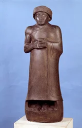 Mesopotamien: statue i diorit uden indskrift af Gudea, guvernør i byen Lagash. Omkring 2150 f.Kr. Neosumerisk periode (ca. 2150-2000 f.Kr.). Mål 1,07 x 1,36 m. Paris, Louvre-museet