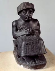 Mesopotamien: statue af guden Ningishzida, der repræsenterer Gudea siddende, prins af Lagash. Neo-sumerisk periode (ca. 2150-2000 f.Kr.). Paris, Louvre-museet