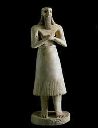 Mesopotamisk kunst: figur af skægget mand (eller gud Abu). Skulptur i gips, bitumen og skal, 3. årtusinde f.Kr. Fra Tell Asmar (Esnunna i Mesopotamien) Dim. 72 cm Museum of Bagdad, Irak