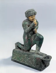 Mesopotamien: Statuette i sølv, bronze og guld af knælende tilbeder, ex-voto dedikeret til guden Amurru for Hammurabis liv. 1800 f.Kr. Fra Larsas hjemmeside. Paris, Louvre-museet