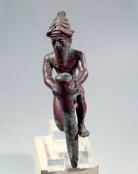 Mesopotamien: kobberfundamentfigur, der viser en gud, der skubber et søm. Omkring 2150 f.Kr. Fra Tello. Paris, Louvre-museet