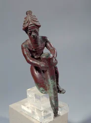 Mesopotamien: kobberfundamentfigur, der viser guden, der skubber et søm. Omkring 2150 f.Kr. Fra Tello. Paris, Louvre-museet