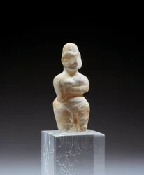 Mesopotamien: feminin albasterstatuette fra nekropolis Tell es Sawwan. 5800-5500 f.Kr. Paris, Louvre-museet