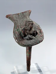 Mesopotamien: Fundamentfigur (søm og dens kobberstøtte) af Ur Nanshe, Prins af Lagash. 2800 f.Kr. Fra Tellos hjemmeside. Dim 0,11 m x 0,11 m Paris, musee du Louvre