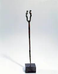 Orientalsk kunst: fastgør en hoveddekoration af to karakterer. Bronzeobjekt, Omkring 3300 - 3200 f.Kr. (Urik-perioden, Mesopotamien). Fra Tello. Højde 18 cm. Paris, Musée du Louvre