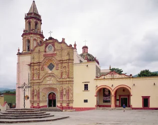 Facade af Franciscan Mission Church of Saint James i Jalpan, 1751-58