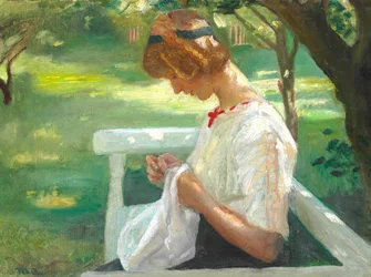Ella Saxild syr i haven på en sommerdag.