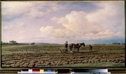 I marken (På marken). Beskrivelse af et landskab af pløjet jord, med bønder og deres hestetrukne plove, i det fjerne bevæger et hold sig ad en grusvej. Maleri af Mikhail Konstantinovich Klodt (1832-1902), olie på lærred