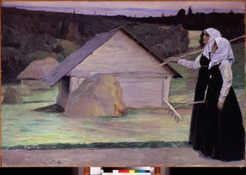 Sommer. To kvinder, der bærer deres river, går om aftenen efter at have arbejdet på markerne forbi høstakke og træhytter. Maleri af Mikhail Vasilyevich Nesterov (1862-1942), olie på lærred