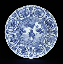 Blåt og hvidt kraakfad malet med Li Tieguai, der krydser havet på en dobbelt græskar, Wanli-periode, 1594-1610 (porcelæn)