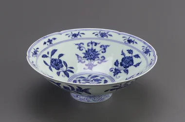 Skål med koniske sider og foliated rand, Jingdezhen, Jiangxi-provinsen, 1426-35 (porcelæn med koboltpigment under klar farveløs glasur)