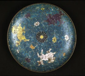 Tallerken i kobber og cloisonne emalje, Ming periode (1368 - 1644).