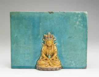 Flise med figur af Buddha Amitabha (keramik)