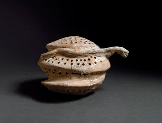 Art egeen: keramisk vase i form af honeycomb og slange. Fra Cnossos (Knossos). 1700-1450 f.Kr. Heraklion, Arkæologisk Museum