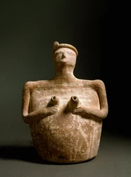 Minoisk kunst: terrakottavase i form af en kvinde, der støtter sit bryst. Fra helligdommen i Piskokephalo på Kreta. 1700-1450 f.Kr. Heraklions arkæologiske museum