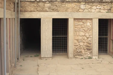 Minoen arkæologiske sted Knossos. Vestfløjen ved siden af "" trepartshelligdommen"". Værelse med to store rektangulære depoter nedsænket i gulvet. De var fulde af lervaser og værdifulde genstande, blandt andet de berømte statuetter, der repræsenterede "Sla