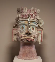Regnguden Tlalocs hoved, sen postklassisk periode, ca. 1300-1521 (keramik, tufsten, stuk og maling)