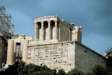 Athena Nikes tempel, tegnet af Mnesikles og Kallikrates i det 5. århundrede f.Kr., Athens Akropolis, Grækenland